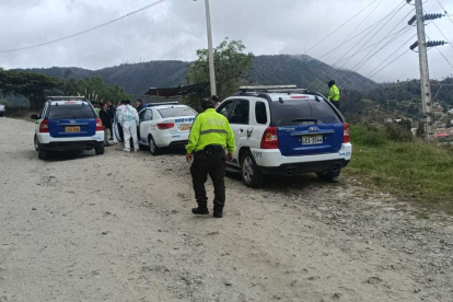 La policía llega hasta el sitio hasta donde ubicaron a una de las víctimas que dejó la balacera.