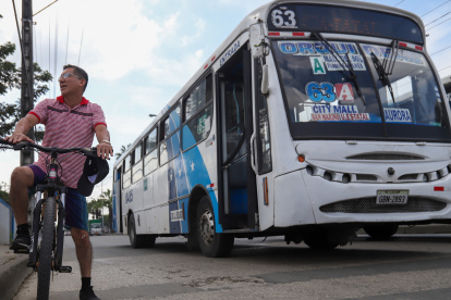 Obstáculos. Vehículos a exceso de velocidad, baches y la falta de una ciclovía exponen al peligro a los ciclistas que usan la Francisco de Orellana.