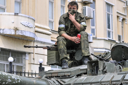 Miembro del amotinado grupo de mercenarios rusos Wagner encima de un blindado tras tomar el control de la ciudad de Rostov, en el sur de Rusia. (Rusia, Ucrania)