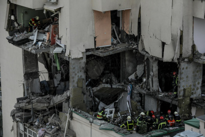 Rescatistas en acción después de que fragmentos de misiles dañaran un bloque de apartamentos en Kiev (Kiev), Ucrania, el 24 de junio de 2023, en medio de la invasión rusa.