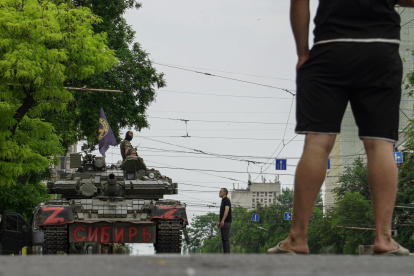 Los militares de la compañía militar privada (PMC) Wagner Group bloquean una calle con un tanque que dice "Siberia" en el centro de Rostov-on-Don, en el sur de Rusia, el 24 de junio de 2023.