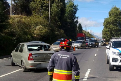 Una larga de fila de vehículos se formó en la avenida.