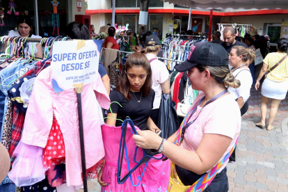 En el bazar del Alemán Humboldt hubo prendas desde cinco dólares que fueron adquiridas por el público.
