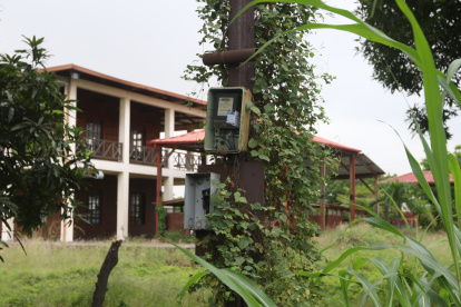 Las instalaciones ubicadas a un costado del Puente de la Unidad Nacional, en Durán, están custodiadas por un  guardia que impide el ingreso de extraños, pero desde fuera se observa el deterioro.