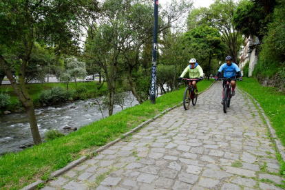 A orillas del  cristalino río Tomebamba, en Cuenca, la gente corre, camina, hace deporte o hasta picnics.