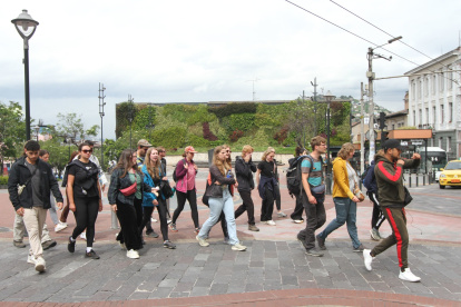 Turismo. Conocido como la puerta de ingreso al Centro Histórico, el barrio de San Blas alberga mensualmente a cientos de turistas, principalmente jóvenes europeos y norteamericanos.