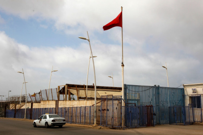 En el paso fronterizo donde ocurrió todo, las vallas rotas por el peso de los migrantes siguen caídas y hacen difícil olvidar la tragedia a los vecinos.