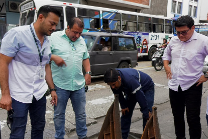 Personal de CNEL y de Obras Públicas Municipal se reunió en el lugar donde se realizarán los trabajos para coordinar acciones.