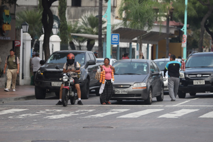La presencia de vendedores informales se observa en varias calles principales de Urdesa.