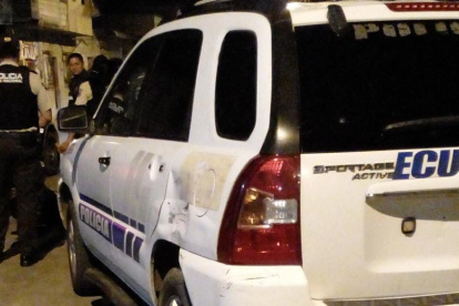 Un artefacto destruyó un vehículo policial en Daule