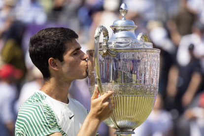 El español Carlos Alcaraz, con el trofeo tras vencer al australiano Alex de Minaur en la final del troneo Cinch de Tenis en las pistas de Queen"s en Londres.