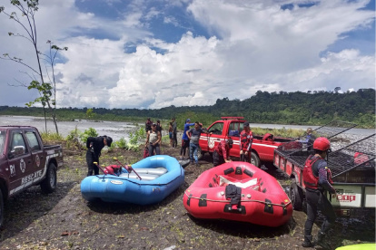 Emergencia. El Cuerpo de Bomberos de Mera rescató a las personas que quedaron varadas en el río Pastaza.