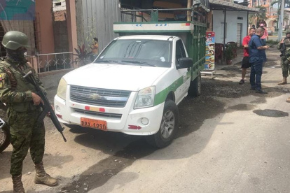 En El Oro, los uniformados decomisaron 330 galones de diésel en el balde de una camioneta.