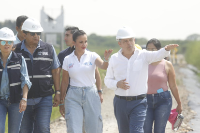 La Prefecta de la provincia, Marcela Aguiñaga, inspecciona la obra del dragado del sedimento del río Guayas.
