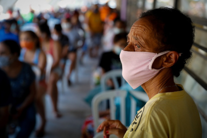Una mujer hace fila para recibir donaciones de comida, en la favela de Paraisopolis, en la avenida Paulista, en Sao Paulo (Brasil), en una fotografía de archivo.
