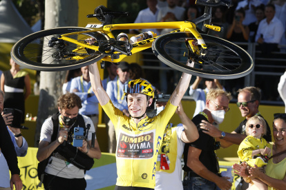 Paris (France), 24/07/2022.- The Yellow Jersey Danish rider Jonas Vingegaard (C) of Jumbo Visma with his wife Trine Hansen (R) and daughter Frida looking on celebrates after crossing the finish line of the 21st stage of the Tour de France 2022 over 115.6km from Paris La Defense in the Paris suburb of Nanterre to the Champs-Elysees in Paris, France, 24 July 2022. (Ciclismo, Francia) EFE/EPA/GUILLAUME HORCAJUELO