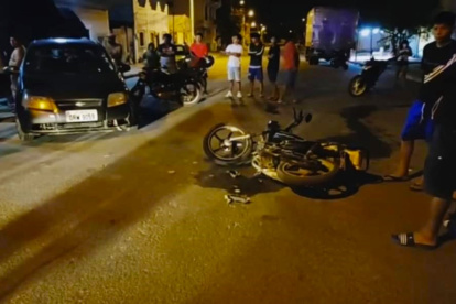 Evidencia. En el sitio quedó la moto en que viajaban los atacantes.