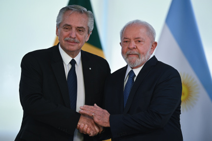 El presidente de Brasil, Luiz Inácio Lula da Silva (der.), se reúne con su homólogo argentino, Alberto Fernández, en el Palacio del Planalto, hoy en Brasilia (Brasil). En este caso, se trata de una visita de Estado enmarcada en el bicentenario del establecimiento de relaciones diplomáticas entre ambos países, que será celebrado en agosto, pero que se da en un contexto de crecientes problemas para el Gobierno argentino. EFE/Andre Borges