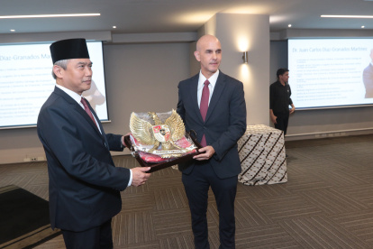 Agung Kurniadi, embajador de Indonesia, entrega el escudo de armas y la bandera de su país, al cónsul honorario, Juan Carlos Díaz-Granados.