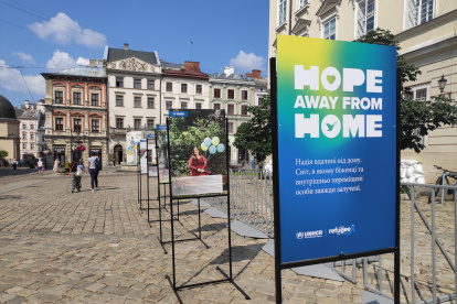 El día que Ucrania celebra el Día Mundial del Refugiado, la ciudad de Leópolis (oeste) sigue albergando decenas de miles de desplazados que tratan de integrarse en la comunidad local pero mantienen la esperanza de que la contraofensiva pueda liberar sus hogares.