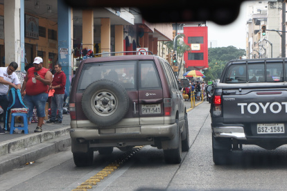 Este hecho se registra de forma habitual en Guayaquil, un ejemplo se da en la calle 10 de Agosto.