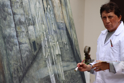 El pintor Hernán Illescas, frente a una de sus obras que expone desde este miércoles 28 en el Nahim Isaías.