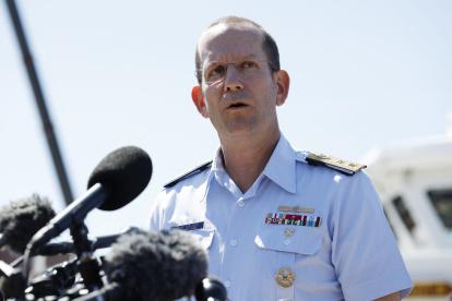 En la imagen, el contralmirante John Mauger, se refiere a la invesitgacion por le percance.