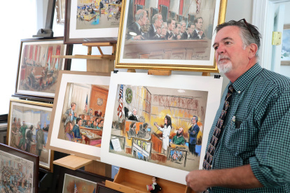 El caricaturista Bill Hennessy el 16 de mayo de 2023, en su estudio en Washington (EE. UU). Durante 40 años, su lápiz ha retratado diversos casos.