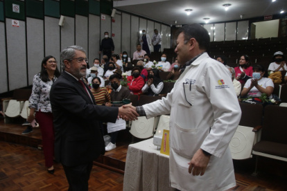 José Ruales saluda con el doctor Wali Mushtaq, responsable del área de oncología