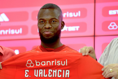 El jugador ecuatoriano Enner Valencia sostiene una camiseta del Club Internacional hoy, durante la rueda de prensa por su presentación como nuevo jugador del equipo en Porto Alegre (Brasil).