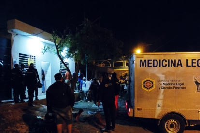 La Policía llegó a dar trámite a los crímenes en Santa Elena.