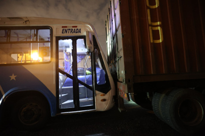 Un bus chocó con un vehículo de carga.