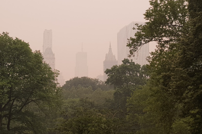 El humo resultante de los incendios forestales canadienses mientras envuelve el famoso Central Park de Nueva York, en una fotografía de archivo. EFE/Jorge Fuentelsaz