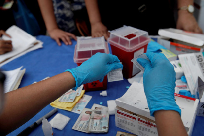 Personal de salud atiende a pacientes con VIH-sida, en una fotografía de archivo.