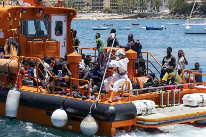 Imagen del barco Salvamar Macondo a su llegada al puerto canario de Arguineguín con decenas de migrantes. EFE/Quique Curbelo
