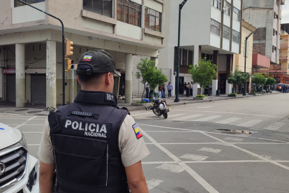 Uniformados realizan labores de investigación en el lugar de los hechos.