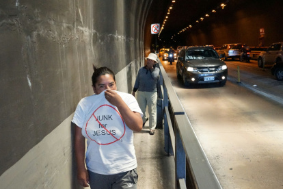 Cruce. Por sus propios medios y dándose formas los vecinos se movilizan hasta el centro de la ciudad para hacer sus trámites, sin importar la hora del día.