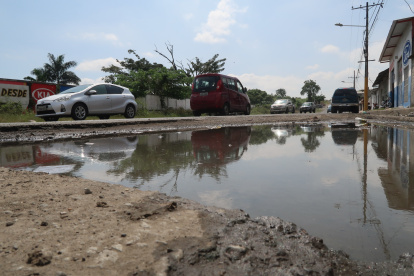 Un tramo de la avenida Teodoro Alvarado Oleas parece una piscina. Se vuelve angosta por los daños que presenta y los conductores deben sortear los obstáculos que aparecen a todas horas.