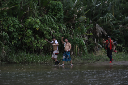HISTORIAS. Los viajeros suelen detenerse en medio de la selva a descansar y contar sus historias, para luego seguir su ruta y buscar la salida de la selva.