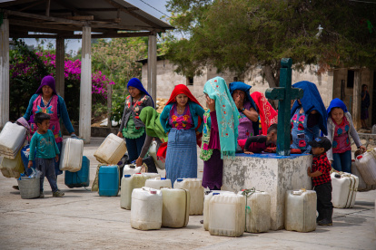 Indígenas mayas tzotziles, de la comunidad Guadalupe Shu’kun, llenan botes con agua el 22 de junio de 2023, en el municipio de Zinacantán, Chiapas (México).