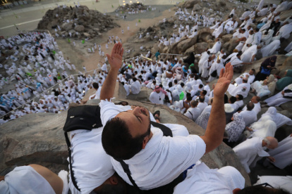 Visita. Un musulmán reza en el monte Arafat en la peregrinación del Hajj.
