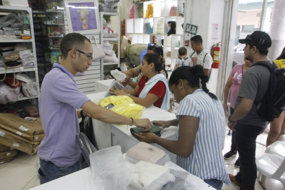 Comercio. Un grupo de personas realiza compras, al menor y mayor, en la importadora Mundo DF.