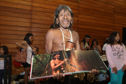 Visita. Miñiwa, uno de los últimos guerreros huaorani, llegó a Guayaquil con el grupo de viajeros.