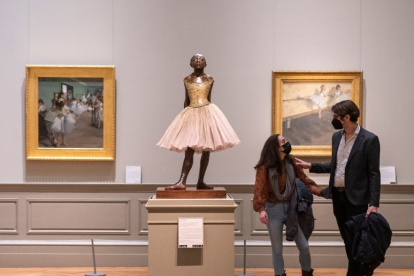 Museo. Visitantes recorren una sala del Metropolitano de Nueva York.