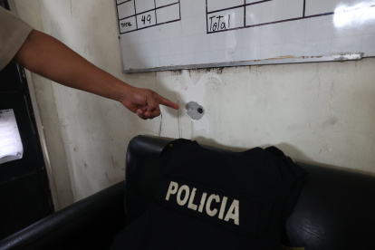 Las huellas de las balas recibidas en los atentados terroristas de noviembre aún no son arregladas. Lo mismo ocurre con puertas, ventanas y demás infraestructuras