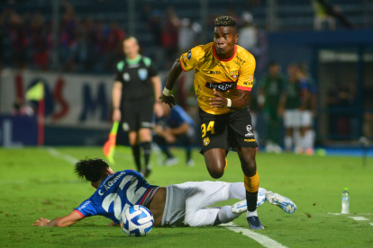 AMDEP689. ASUNCIÓN (PARAGUAY), 05/04/2023.- Claudio Aquino (abajo) de Cerro disputa un balón con Segundo Portocarrero de Barcelona hoy, en un partido de la fase de grupos de la Copa Libertadores entre Cerro Porteño y Barcelona SC en el estadio General Pablo Rojas en Asunción (Paraguay). EFE/ Daniel Piris