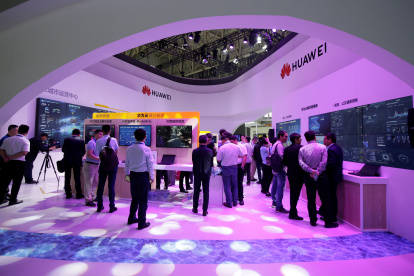 Varias personas visitan los stand de un congreso de tecnología en Tianjin (China), en mayo de 2019.