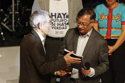 presidente de la Comisión de la Verdad de Colombia, el sacerdote jesuita Francisco De Roux (i), mientras entrega el informe final construido por la Comisión al entonces presidente electo Gustavo Petro (d), en Bogotá (Colombia) el 28 de junio de 2023