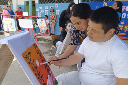 Mark Pinoargote es un estudiante de 16 años, quien a pesar de su discapacidad cuenta con mucha destreza para elaborar pinturas y diseños.