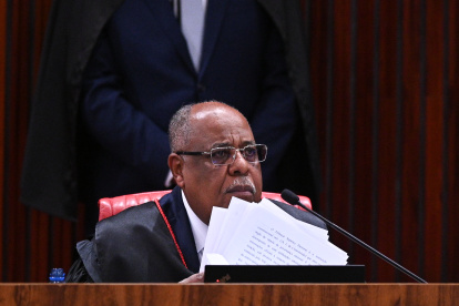 El ministro del Tribunal Superior Electoral (TSE), Benedito Gonçalves, relator del caso, habla durante la sesión de juicio contra el expresidente de Brasil Jair Bolsonaro en el Tribunal Superior Electoral